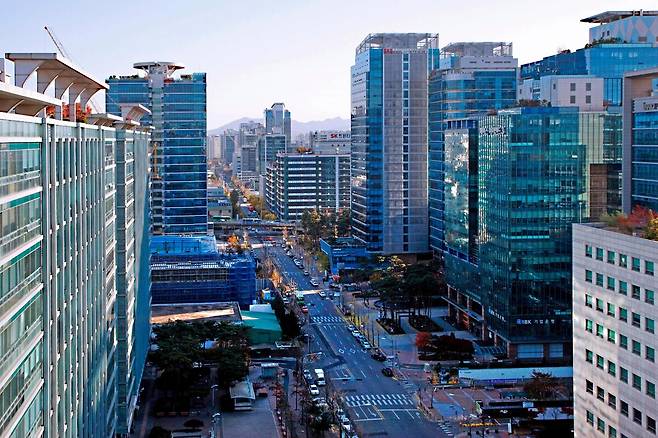 시세의 70% 수준까지 인정되는 가족 간 거래 특성을 활용한 절세 수단으로서 직거래가 주목받고 있다. 게티이미지