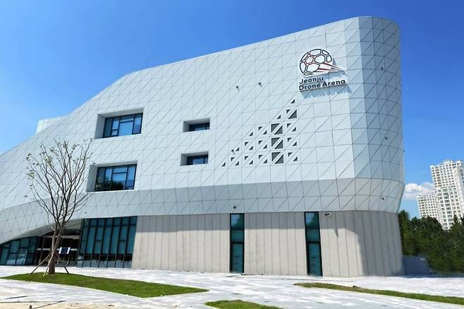 전북 전주시 전주월드컵경기장 일원에 들어선 전주국제드론스포츠센터 전경. 지상 3층 규모로 건립된 센터에는 934명이 관람할 수 있는 드론축구 전용 경기장을 비롯해 선수 대기실, 경기 운영실, 전시실 등을 갖추고 있다. 전주시 제공