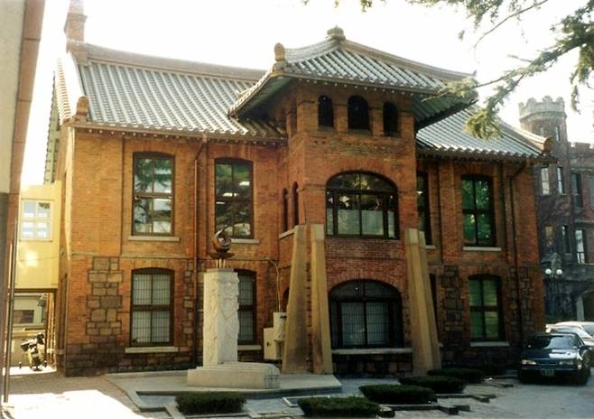 대구 계성학교 아담스관 지하는 1919년 3월 8일 만세운동에 쓰일 대한독립선언문을 인쇄했던 장소로 대구광역시 유형문화재로 지정되어 있다. 국가유산청 제공