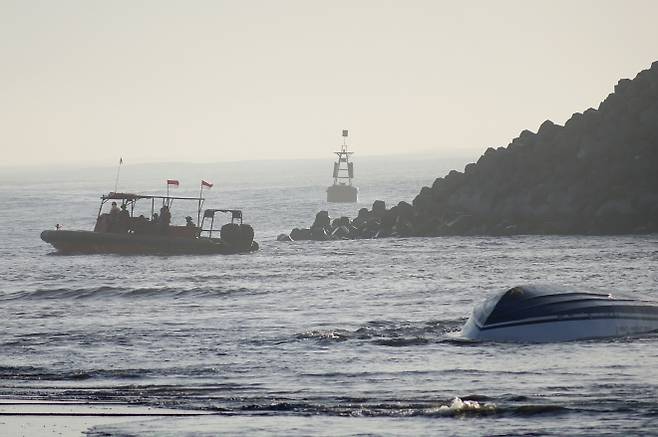 5일(현지시간) 인도네시아 발리 사누르 해변에서 쾌속정 전복 사고가 일어난 가운데 현지 구조대원들이 수색 작업을 벌이고 있다. 이 사고로 중국인 관광객 2명과 현지인 승무원 1명이 사망했다. 2025.8.5 EPA 연합뉴스