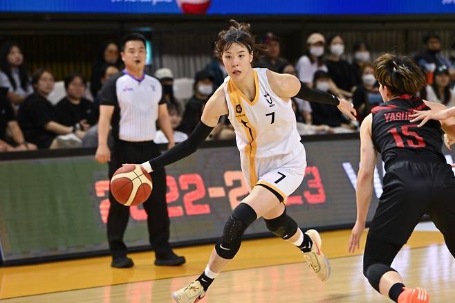 청주 KB 박지수가 2023년 9월 청주체육관에서 열린 2023 박신자컵에서 도요타 안텔롭스를 상대로 드리블하고 있다. WKBL 제공