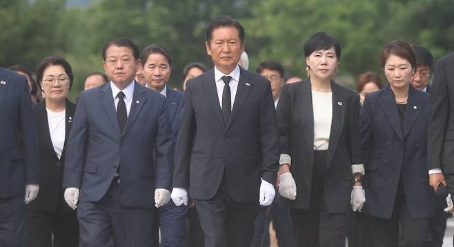 정청래(가운데) 더불어민주당 대표와 당 지도부가 7일 오전 경남 김해시 진영읍 봉하마을을 방문해 노무현 전 대통령 묘역을 참배하며 너럭바위로 향하고 있다. 2025.8.7 연합뉴스
