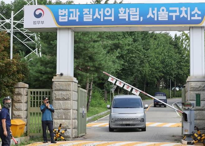 윤 전 대통령 체포 실패한 김건희특검팀 - 김건희 여사 관련 의혹을 수사하는 민중기 특별검사팀이 7일 윤석열 전 대통령의 체포에 실패한 뒤 경기도 의왕시 서울구치소를 나서고 있다. 2025.8.7 연합뉴스