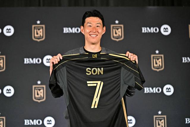 손흥민이 7일 MLS LAFC 입단식에서 자신의 유니폼을 들고 포즈를 취하고 있다. AFP연합뉴스