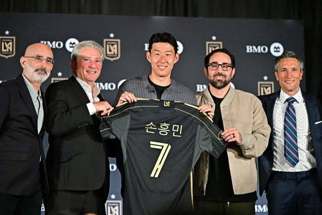 손흥민(가운데)이 MLS LAFC 구단 운영진들과 한글 이름으로 제작된 유니폼을 들고 기념 촬영을 하고 있다. AFP연합뉴스