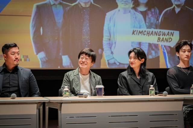 ‘먼데이필링’의 이안(왼쪽부터), ‘김창완밴드’의 김창완, ‘터치드’의 윤민·김승빈 씨가 6일(현지 시간) 미국 뉴욕 맨해튼 소재 뉴욕한국문화원에서 열린 기자간담회에서 'K-뮤직 나이트' 콘서트에 대해 소개하고 있다. 사진 제공=뉴욕한국문화원