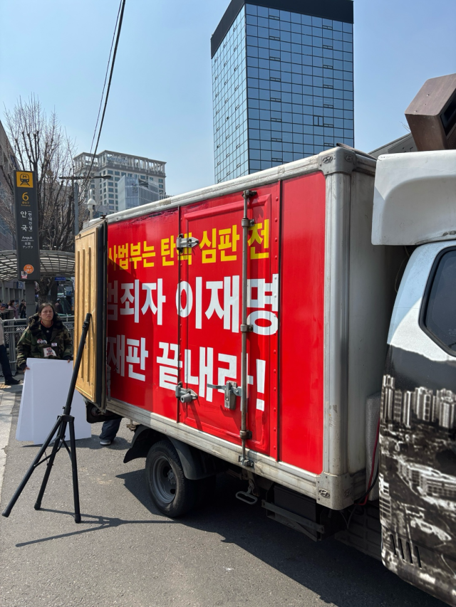 올해 4월 1일 안국역 인근 집회 현장에 주차된 탄핵 반대 트럭. 사진=정다은 기자