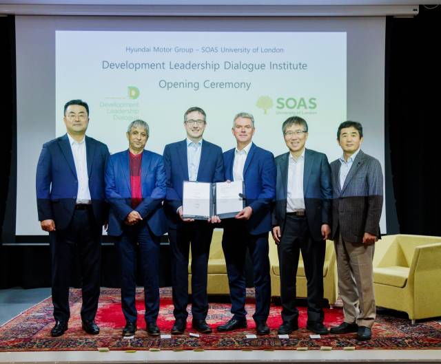 김흥수 현대차 글로벌 전략 오피스(GSO) 부사장, 아담 하빕 런던대 동양 아프리카 연구학원(SOAS) 총장, 애슐리 앤드류 현대차 영국법인장, 폴 필팟 기아 영국법인장, 장하준 런던대 SOAS 교수, 김견 현대차그룹 경영연구원장 부사장이 2024년 2월18일(현지 시간) 영국 런던대에서 아프리카 시장의 성장 전략을 연구할 연구센터 개소식에 참석하고 있다. 사진 제공=현대차