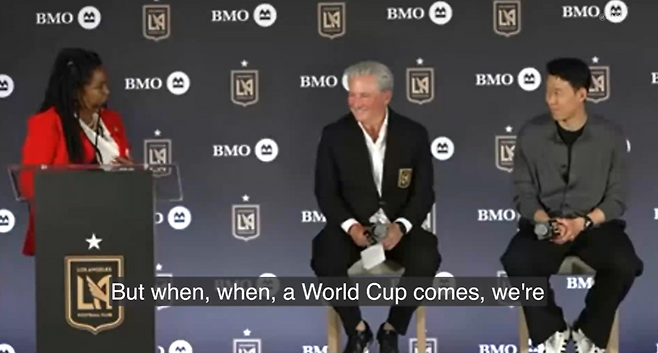 손흥민 LAFC 입단 행사에서 마이크를 잡은 LA시의원. 데일리 메일 캡처