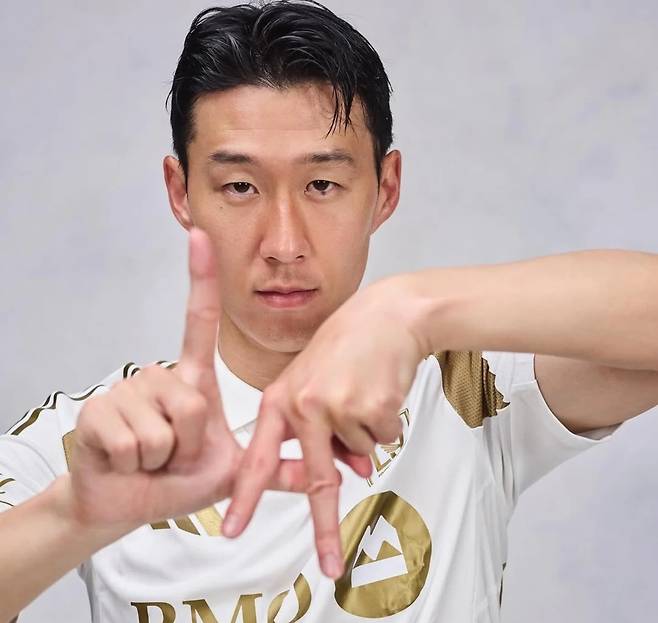 LAFC에 유니폼을 입고 손으로 LA를 표현한 손흥민. 손흥민 SNS