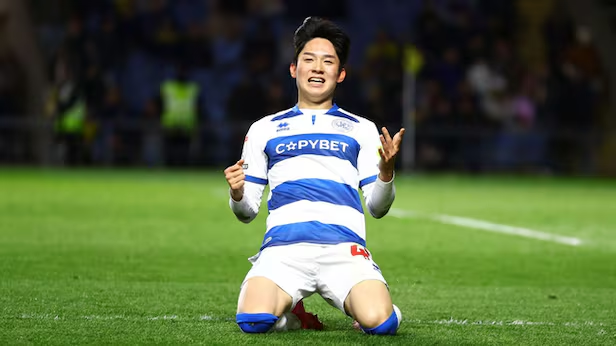 QPR 양민혁이 옥스퍼스와의 잉글랜드 챔피언십 원정 경기에서 골을 넣은 뒤 세리머니하고 있다. 구단 SNS 캡처