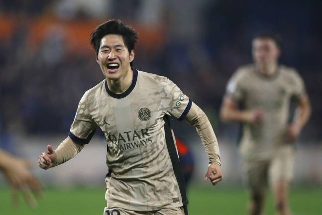 ▲ 이강인은 올여름 이적을 추진하고 있다. PSG 입단 후 첫 시즌에는 준수한 모습을 보였다. 2년차에도 시즌 초반에는 익숙하지 않은 가짜 9번 역할을 소화하는 등 멀티 자원으로서의 가능성을 입증했다. 하지만 이번 시즌 중반부터 점차 자리를 잃어 막바지에는 교체 출전조차 버거운 상황에 내몰려 이적 가능성이 점쳐졌다. ⓒ연합뉴스/EPA