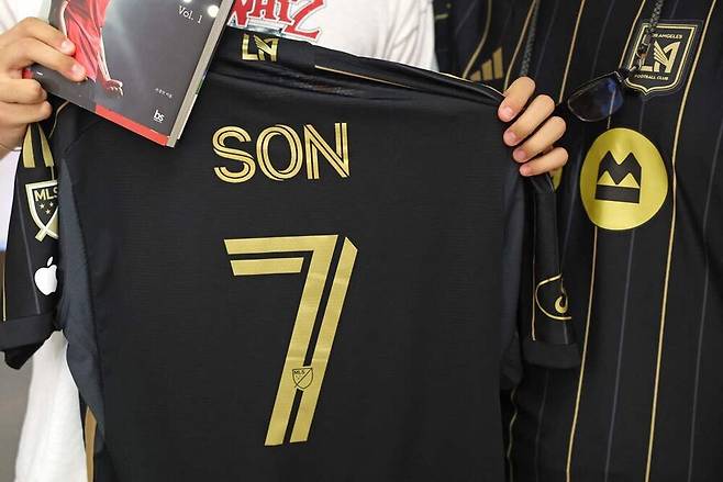 ▲ 미국에 도착한 손흥민은 곧바로 LAFC의 홈구장 BMO스타디움을 찾았다. 곧바로 전광판은 손흥민을 소개했고, 'LAFC 공격수'라는 자막과 함께 그의 합류를 발표했다. 또한 LAFC 공식 스토어는 이미 그의 등번호와 이름이 마킹된 유니폼을 판매하기 시작했다. 손흥민의 합류로 LA가 들썩이는 중이다. ⓒ연합뉴스/AFP