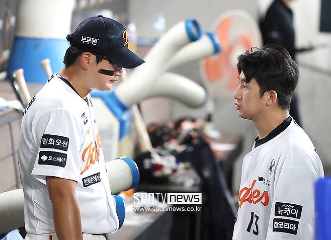 ▲ 최근 실패를 겪은 김서현에게 자신감을 심어주며 격려한 최재훈(오른쪽) ⓒ곽혜미 기자
