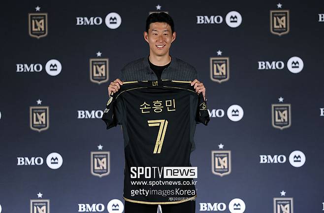 ▲ LAFC의 7번 유니폼을 착용한 손흥민은 "MLS에서 새로운 도전을 하게 돼 매우 기대된다. LA는 한인 커뮤니티가 가장 큰 곳이다. 한국 선수로서 그들을 자랑스럽게 만들어야 할 책임감을 느낀다"며 "유럽에서의 성공이 이곳에서 성공을 보장하지 않는다. 0부터 다시 시작이고, 이 팀을 떠날 땐 레전드라 불리고 싶다"라고 각오를 밝혔다.