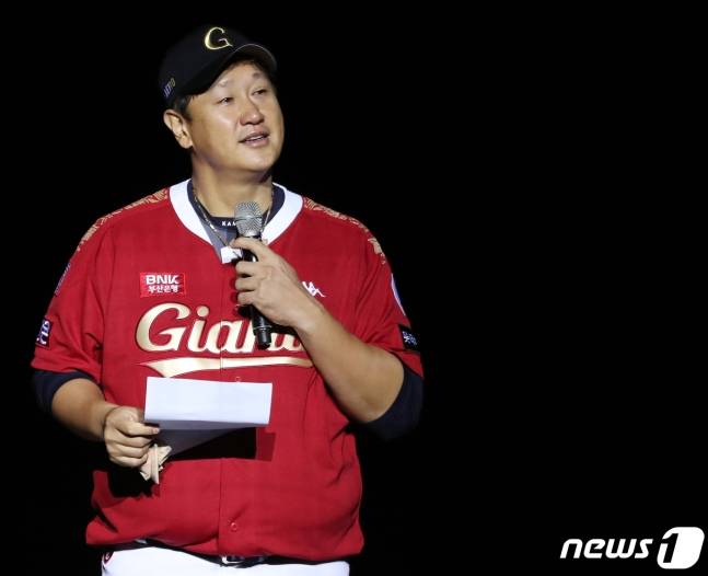 롯데 이대호가 2022년 자신의 은퇴식에서 고별사를 하며 눈물을 흘리고 있다. /사진=뉴스1