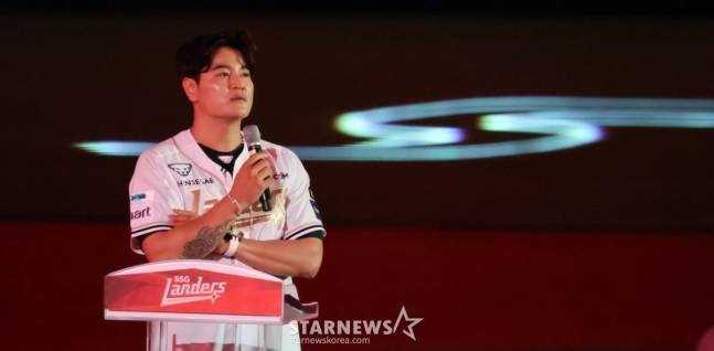 SSG 추신수가 지난 6월 열린 은퇴식에서 은퇴사를 밝히고 있다. /사진=강영조 선임기자