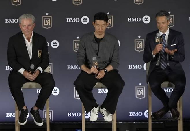 LA FC 입단 기자회견에 참석한 손흥민(가운데)의 모습. /사진=LA FC 유튜브 영상 갈무리