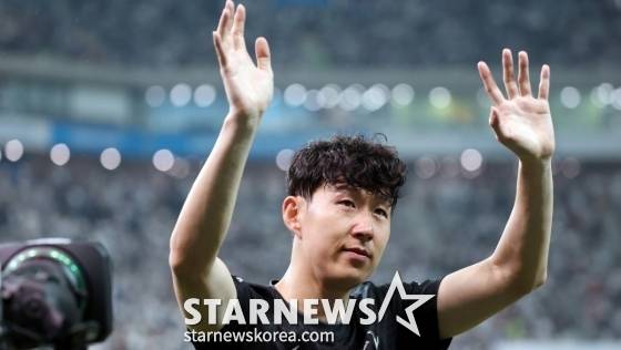 손흥민이 지난 3일 오후 서울 마포구 서울월드컵경기장에서 열린 토트넘 대 뉴캐슬의 '2025 쿠팡플레이시리즈' 친선전을 마치고 팬들에게 인사를 하고 있다. /사진=강영조 선임 기자