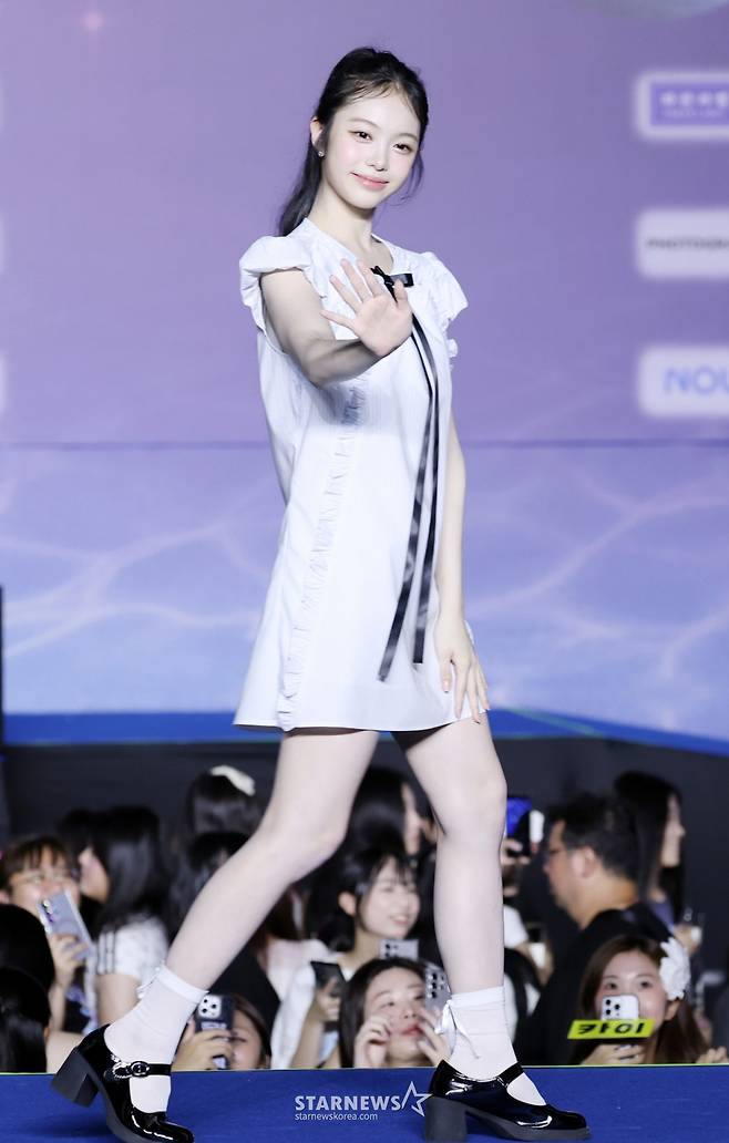 그룹 하츠투하츠 이안이 2025년 7월 27일 경기 일산 킨텍스에서 진행된 2025 SBS 가요대전 썸머 블루카펫 행사에 참석해 포즈를 취하고 있다. /2025.07.27 /사진=김휘선 hwijpg@