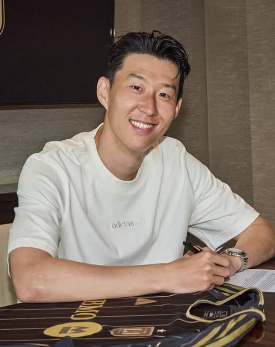 LA FC 계약서에 사인하는 손흥민. /사진=LA FC 공식 SNS 갈무리