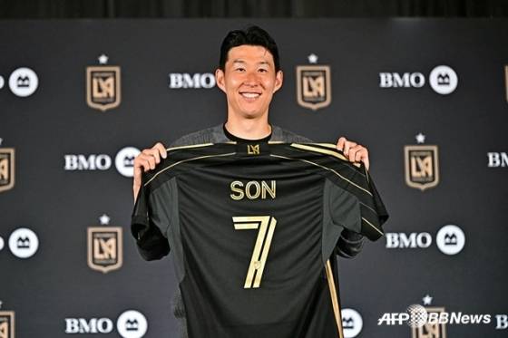 LA FC 7번 유니폼을 들고 포즈를 취하는 손흥민. /AFPBBNews=뉴스1