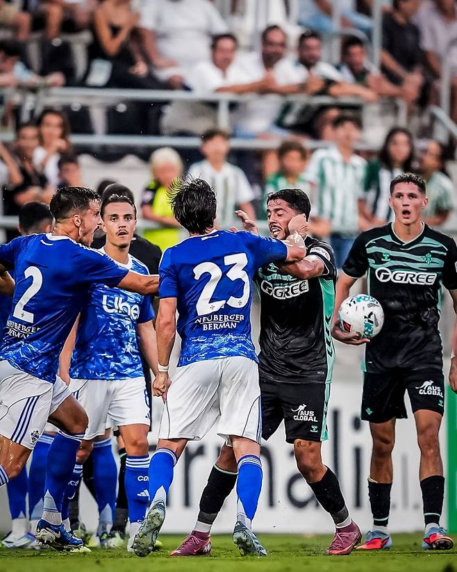 7일(한국시간) 스페인 카디스의 에스타디오 무니시팔 데 라 리네아 데 라 콘셉시온에서 열린 레알 베티스(스페인·검은색)와 코모(이탈리아)의프리시즌 친선경기에서 발생한 양 팀 선수들 난투극 장면. /사진=B/R풋볼 SNS 캡처