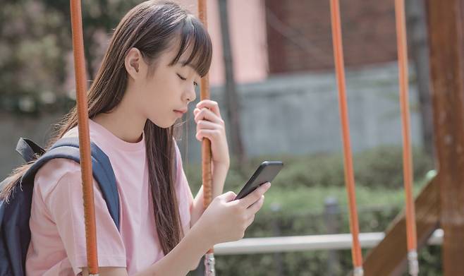 여름방학 기간 청소년들의 스마트폰 사용량이 증가하면서 '사이버 불링'에 노출될 위험성도 높아진다.[사진｜게티이미지뱅크]