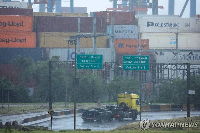 6일(현지시간) 브라질 산투스 항에 적재된 컨테이너 [과루자 로이터=연합뉴스. 재판매 및 DB 금지]