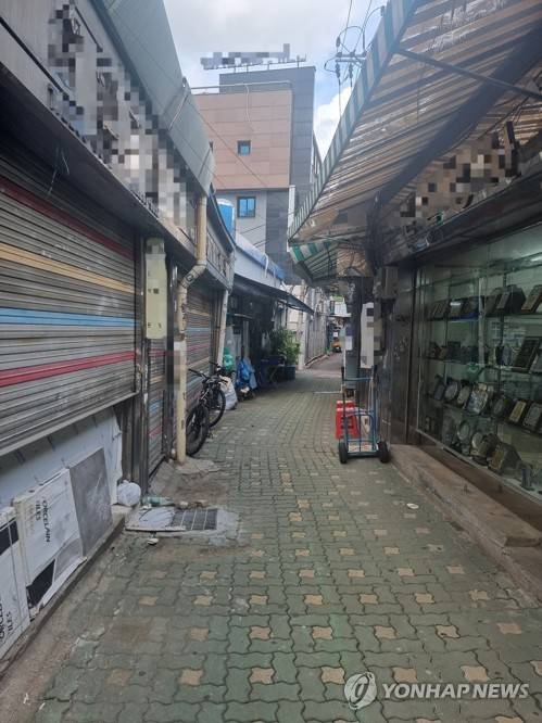 한산한 관수동 상패골목 거리 (서울=연합뉴스) 서윤호 인턴기자 = 지난달 22일 오후 서울 종로구 관수동 휘장골목은 인적이 드물었다. 2025.8.7