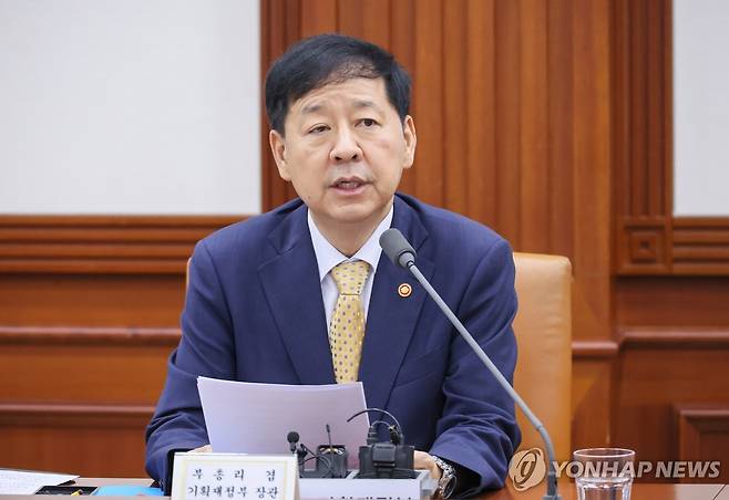 발언하는 구윤철 부총리 (서울=연합뉴스) 이정훈 기자 = 구윤철 부총리 겸 기획재정부 장관이 7일 서울 종로구 정부서울청사에서 열린 경제관계장관회의에서 발언하고 있다. 2025.8.7 uwg806@yna.co.kr