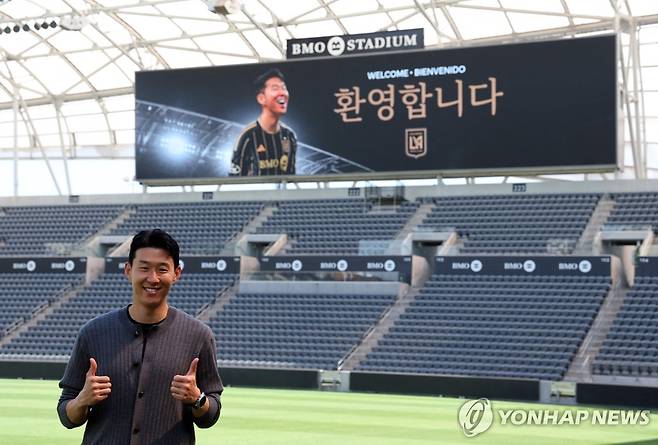 7일(한국시간) BMO 스타디움에서 열린 기자회견 뒤 그라운드에서 포즈 취하는 손흥민 [게티이미지/AFP=연합뉴스]