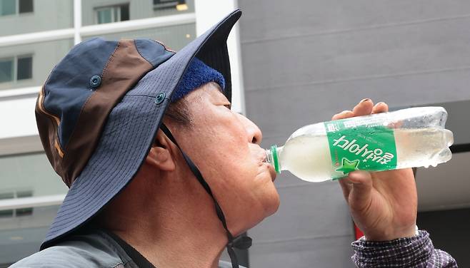 얼음물 마시는 어르신 [촬영 황수빈]