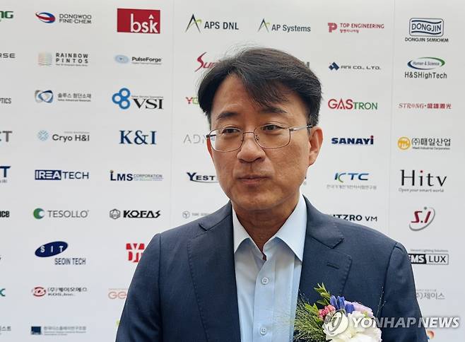 취재진 질문에 답하는 이청 삼성디스플레이 대표이사 사장 (서울=연합뉴스) 강태우 기자 = 이청 삼성디스플레이 대표이사 사장이 7일 서울 강남구 코엑스에서 열린 'K-디스플레이 2025' 전시회에서 취재진의 질문에 답하고 있다. 2025.8.7 burning@yna.co.kr