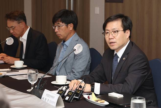 통상정책자문회의 주재하는 여한구 산업부 통상교섭본부장 (서울=연합뉴스) 여한구 산업통상자원부 통상교섭본부장은 7일 한미 관세 협상 타결 이후 "통상 전략을 새롭게 정비해 나가겠다"고 밝혔다. 여 본부장은 이날 오후 서울 롯데호텔에서 열린 통상정책자문위원회 회의에서 "지난주 한미 관세 협상 타결이라는 큰 산을 넘었지만 여전히 안심할 수 없는 상황"이라며 이렇게 말했다. 2025.8.7. [산업통상자원부 제공. 재판매 및 DB 금지]