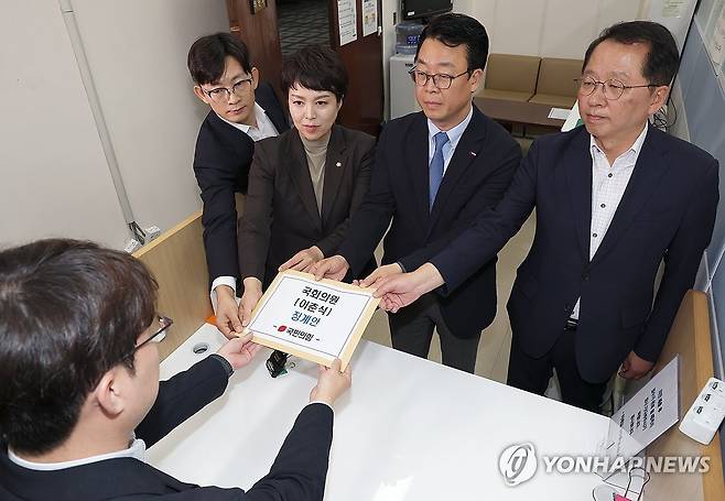 국민의힘, 이춘석 국회의원 징계안 제출 (서울=연합뉴스) 박동주 기자 = 국민의힘 박충권(왼쪽부터), 김은혜, 곽규택, 조승환 의원이 6일 서울 여의도 국회 의안과에 이춘석 국회의원 징계안을 제출하고 있다. 2025.8.6 [공동취재] pdj6635@yna.co.kr