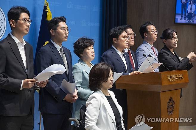 이춘석 차명 주식 거래 의혹 관련 성명 발표하는 국민의힘 법사위원들 (서울=연합뉴스) 황광모 기자 = 국민의힘 국회 법제사법위원회 간사인 박형수 의원과 법사위원들이 7일 국회 소통관에서 이춘석 전 법사위원장 차명 주식 거래 의혹 관련 성명을 발표하고 있다. 2025.8.7 hkmpooh@yna.co.kr