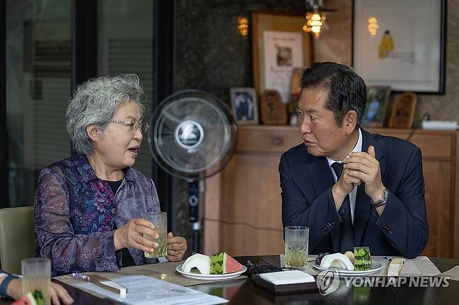 권양숙 여사 예방한 민주당 정청래 대표 (서울=연합뉴스) 더불어민주당 정청래 대표가 7일 경남 김해시 봉하마을 노무현 전 대통령 사저를 방문해 권양숙 여사와 환담하고 있다. 2025.8.7 
    [더불어민주당 제공. 재판매 및 DB 금지] hkmpooh@yna.co.kr