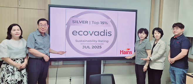 ▲ ㈜하인스가 EcoVadis로부터 '실버(Silver)' 등급을 획득한 뒤, 박근영 대표이사, 김보성 이사 정순옥 KIS 대표원장 등이 메달 앞에서 기념촬영하고 있다. /사진제공=(주)하인스