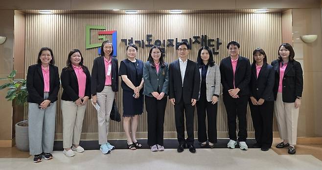 경기도일자리재단을 방문한 태국 국립대학 '수코타이 탐마티랏 오픈대학교( STOU)' 주요 인사와의 단체 사진