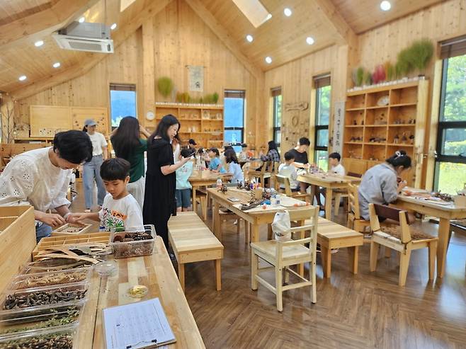 자연공방 체험을 하고 있는 시민들. 사진=시흥시