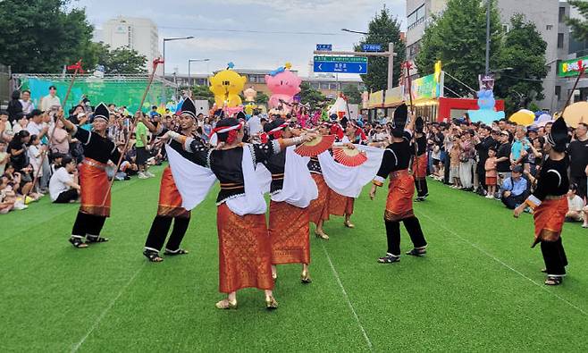 전 0시축제가 8일 을 시작으로 16일까지 9일간의 대장정에 돌입했다. 사진은 이날 열린 퍼레이드 행사 모습. 금상진 기자