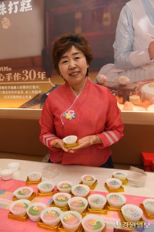 떡장인 김화씨 중국 단동시 자신의 매장에서 떡을 설명하고 있다. 중국 단동시=김남덕기자