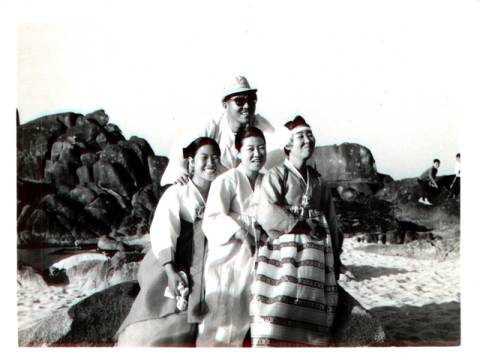 정 씨의 할아버지 김석출 명인과 김영희, 김동연, 김동언 씨 세 자매. 동해안별신굿 전수회 제공