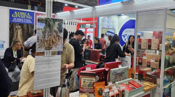 2025 국제식품음료박람회가 7일부터 9일까지 호찌민 사이공 전시컨벤션센터(SECC)에서 열린다. 한국관 부스에 베트남 현지 소비자와 바이어들이 북적이고 있다. 베트남 호치민 현지에서&nbsp; 권진한 기자