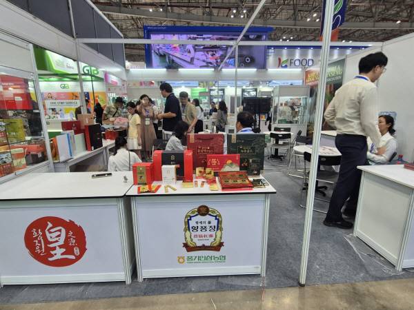 2025 국제식품음료박람회가 7일부터 9일까지 호찌민 사이공 전시컨벤션센터(SECC)에서 열린다. 한국관 부스에 베트남 현지 소비자와 바이어들이 북적이고 있다. 베트남 호치민 현지에서&nbsp; 권진한 기자