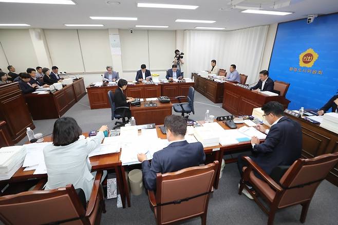 제주도의회 환경도시위원회(위원장 정민구)는 8일 제주시를 상대로 '종량제봉투 횡령 사건' 특별 업무보고를 실시했다.