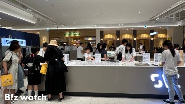 HDC아이파크몰 도파민 스테이션의 기계식 키보드 전문점 '스웨그키'에서 고객들이 키보드를 체험하고 있다. / 정혜인 기자 hij@