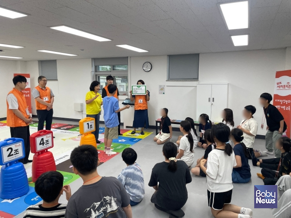 세이프키즈 안전강사와 한화손해보험 임직원 봉사자들이 7월 7일 서울염동초등학교에서 어린이들과 함께 디지털 성범죄 예방 교육과 관련된 보드게임을 진행하고 있다. ⓒ세이프키즈코리아