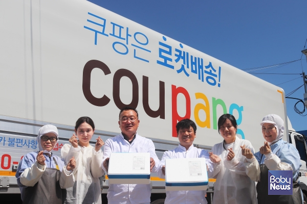 제주 창해수산 직원들이 생갈치 상품을 들고 활짝 웃는 모습.&nbsp;ⓒ쿠팡